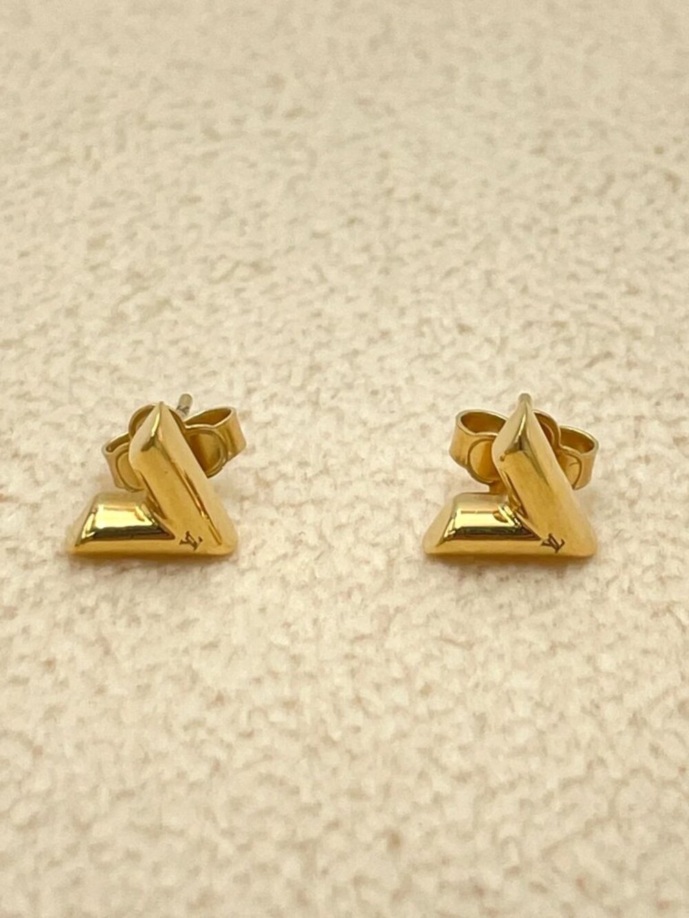 Authentic Louis Vuitton 2 PAIRS Essential V Gold Tone Hoop Earrings LV Logo - Picture 10 of 16